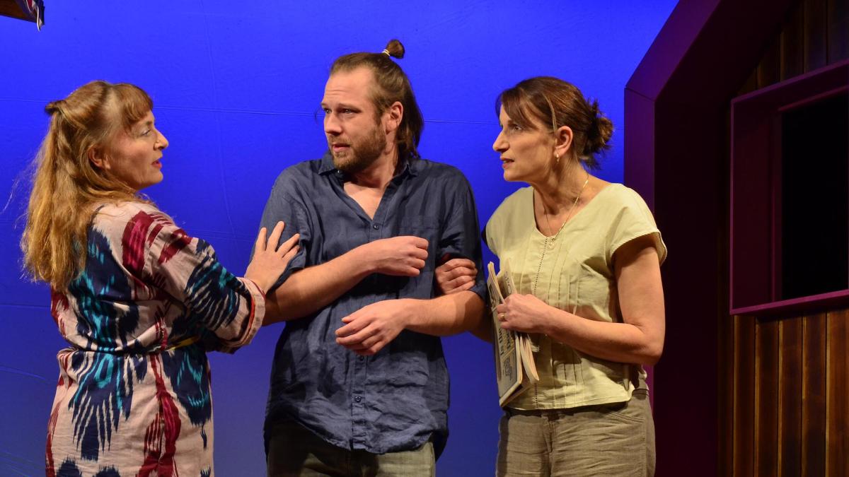 Theaterpremiere-enth-llt-Geheimnisse-und-Romanzen