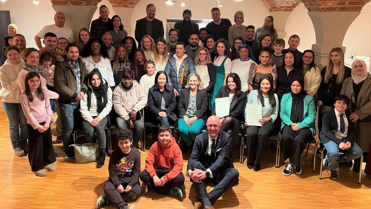 Einb-rgerungsfeier-im-Kreisgut-20-Menschen-erhalten-ihre-Urkunde