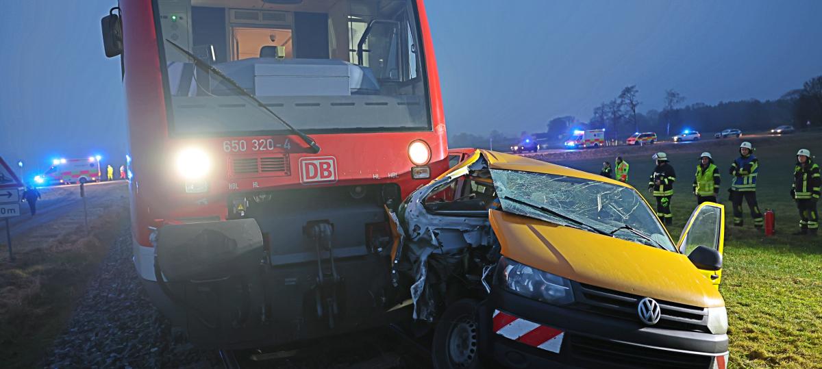 Zug fährt gegen Auto: Bahnstrecke zwischen Pfaffenhausen und Krumbach wohl nur bis Mittag gesperrt