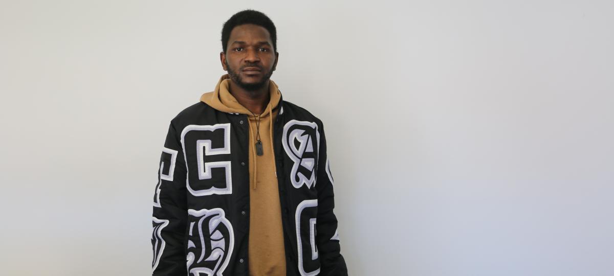 Arbeitsplatz, Wohnung, aber immer in Angst: Wird Mustapha Jabang abgeschoben?