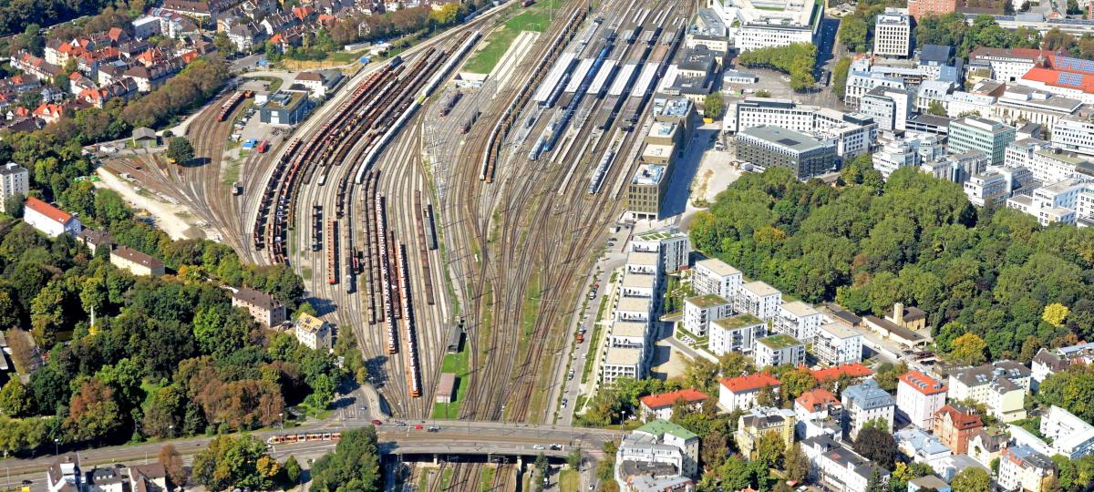 Gefährlicher Unfall an der Gögginger Brücke: Zug überfährt E-Scooter