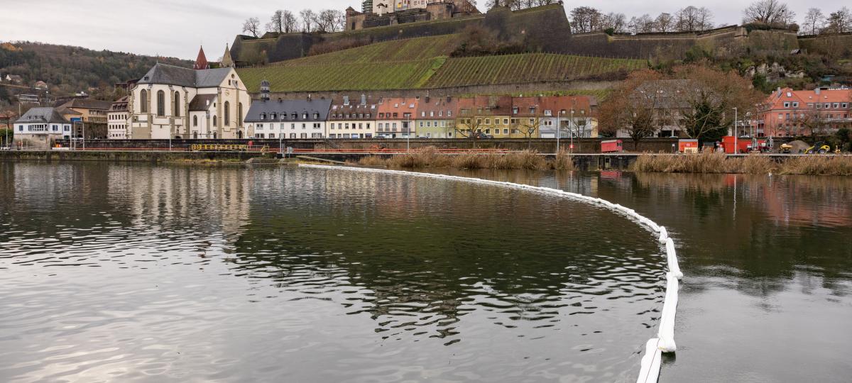 Unfall mit Passagierschiff mit mehreren Hundert Personen an Bord: 3000 Liter Diesel in Main gelaufen