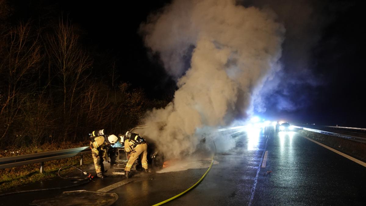 Auto-brennt-vollst-ndig-aus-Sperrung-der-A70-zwischen-Ha-furt-und-Knetzgau