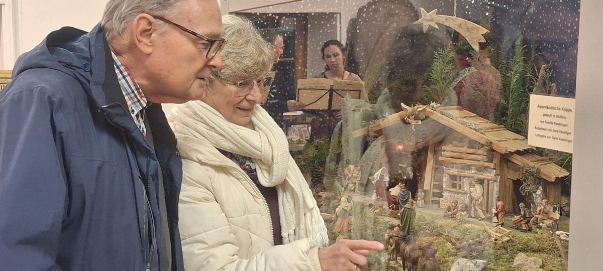 Krippen im Vöhlinschloss: Goldiges Christkind aus Erdnüssen