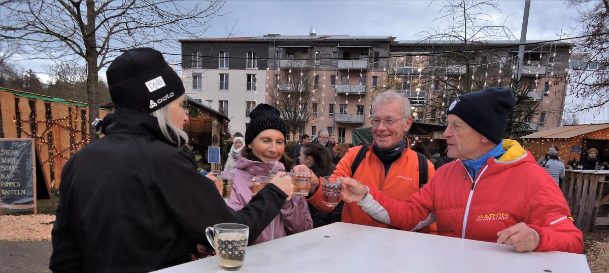 Schmusen unterm Mistelzweig und neue Aussteller locken zum Adventsmarkt nach Straß