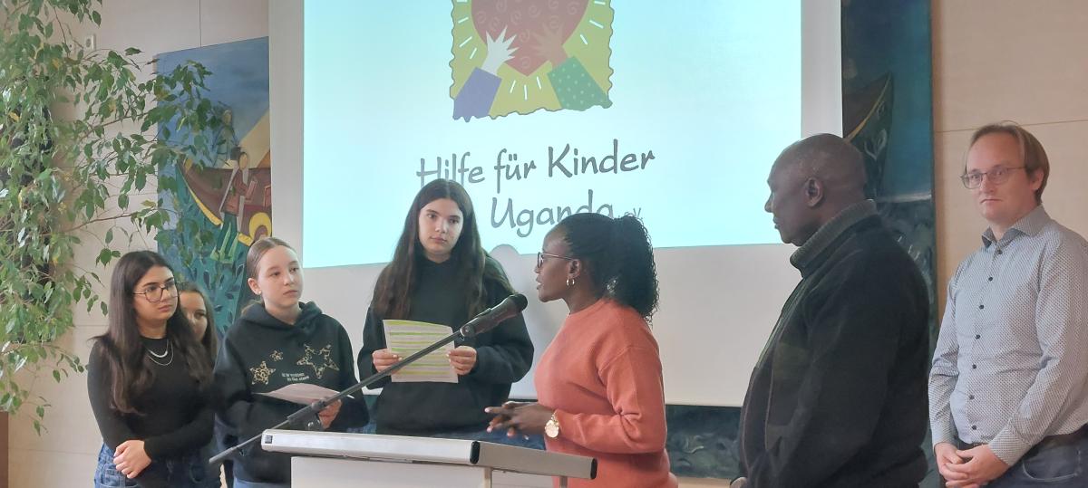 Besuch aus Uganda bei der Spendenübergabe