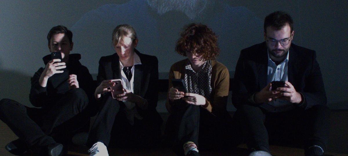 Zwischen Verbindung und Vereinzelung: „Antisocial Age“ zeigt die Schattenseiten von Social Media