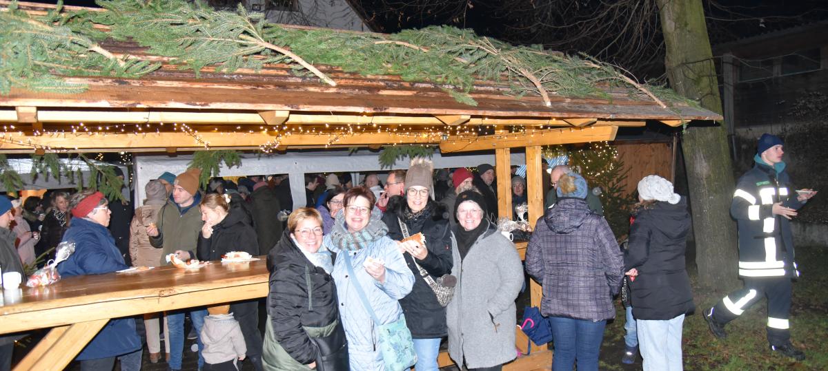 Adventshüttenzauber in Osterberg belebt die Gemeinschaft