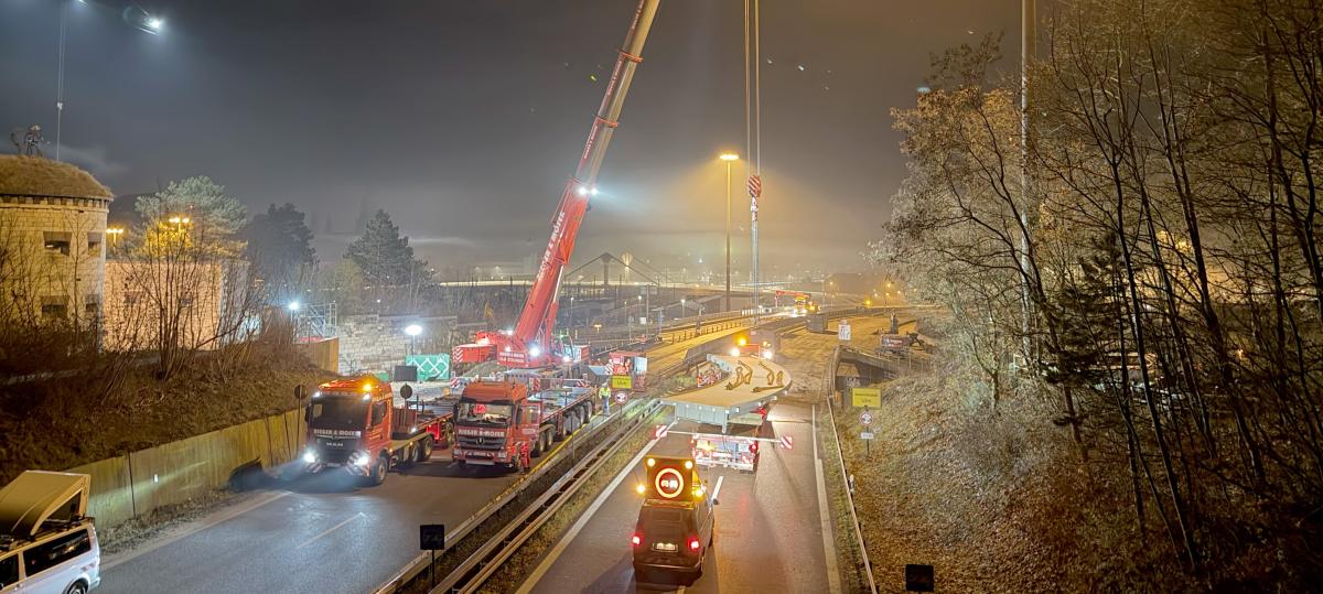 B10-Sperrung in Ulm: Neue Brücke nach zehn Jahren Wartezeit eingesetzt