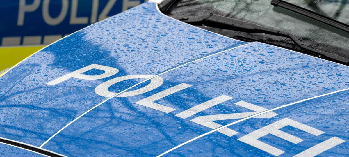 Kurz abgelenkt: Frau kracht in parkendes Auto und schiebt es 15 Meter weiter