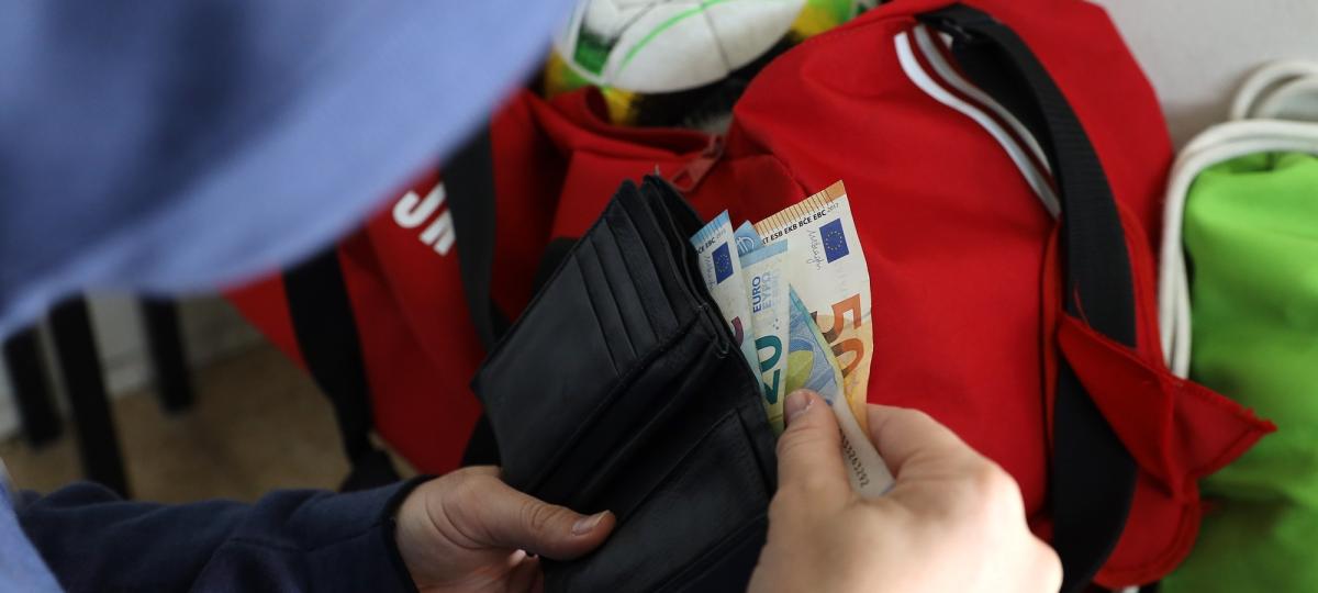 Diebstahl beim Fußballtraining: 15-Jähriger klaut zwei Bankkarten aus Umkleide und flüchtet