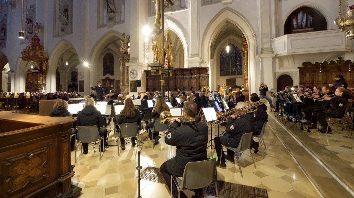 Adventskonzert-der-Stadtkapelle-f-hrt-vom-Dunkel-ins-Licht