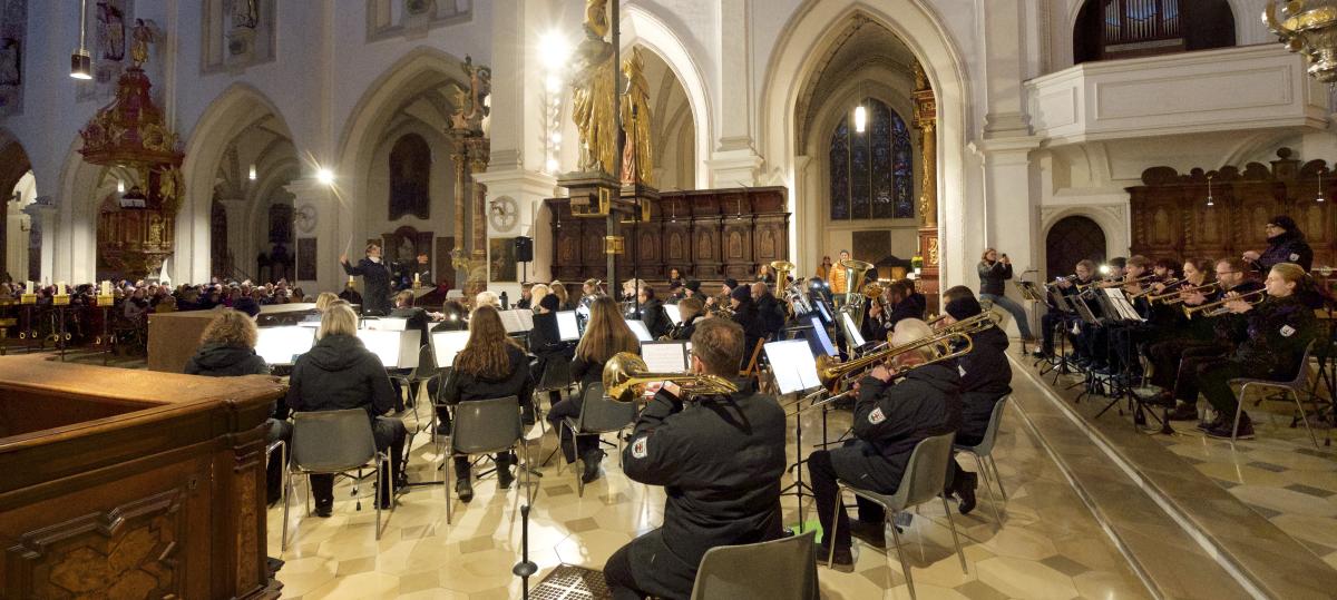 Adventskonzert der Stadtkapelle führt vom Dunkel ins Licht