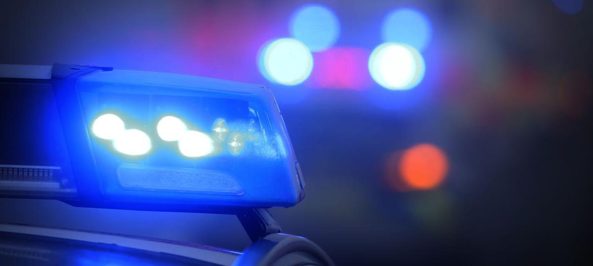 Trümmerfeld über 150 Meter, zwei Verletzte: Lkw fährt auf A99 ungebremst auf anderen Lkw auf