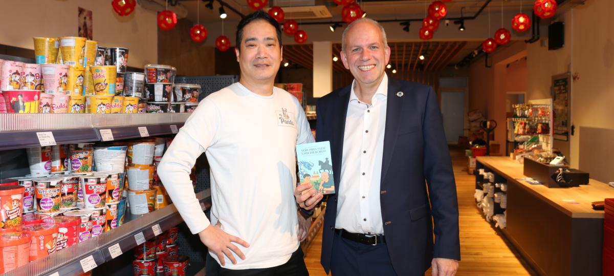 Ein Neuburger unterhält sich mit seinem chinesischen Freund – und macht daraus ein Buch