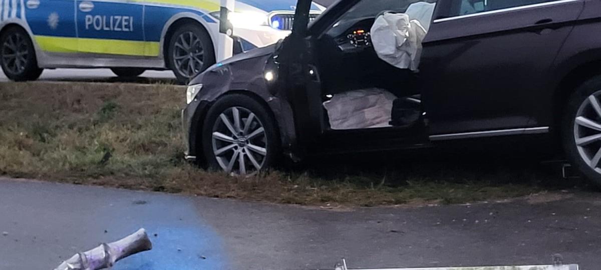 Unfall bei Buch: VW schleudert durch Aufprall von der Straße