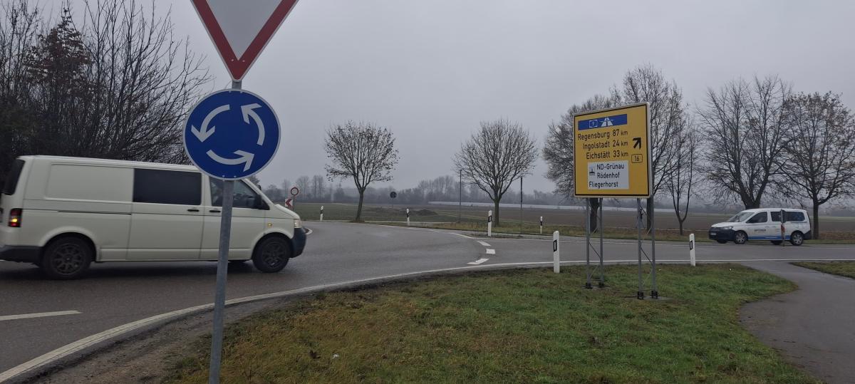 Auto fährt Verkehrszeichen am Kreisverkehr um: Fahrer flüchtet – Polizei Schrobenhausen sucht Zeugen