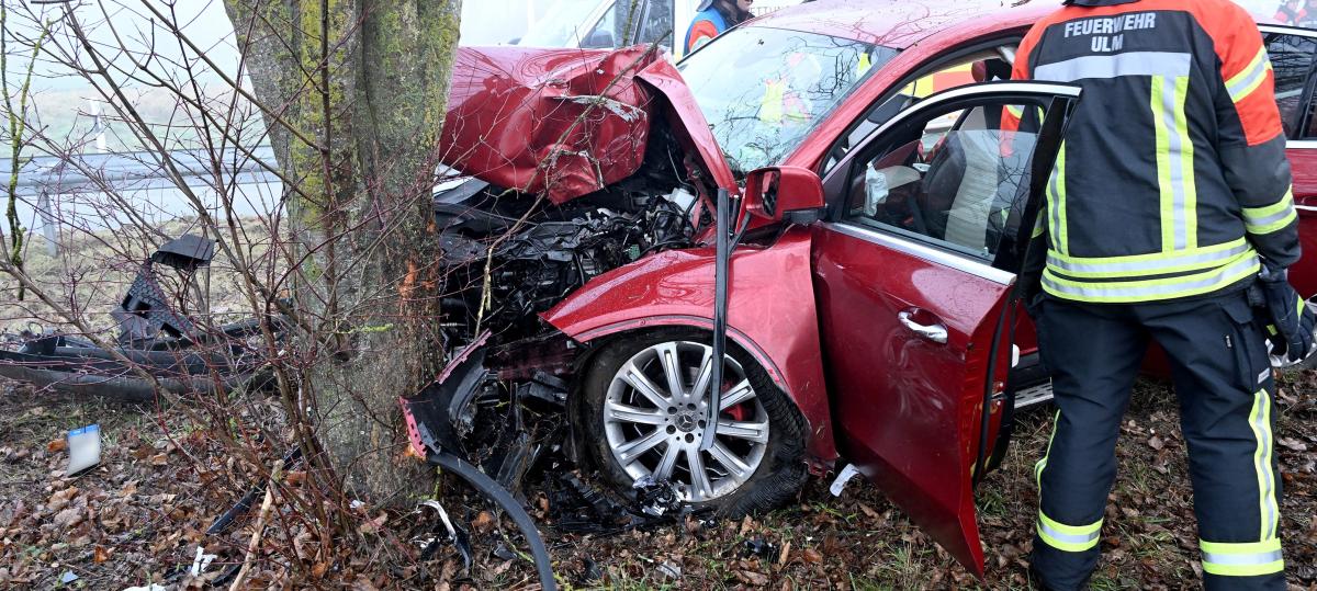 Unfall auf der B30: 18-Jährige prallt gegen einen Baum