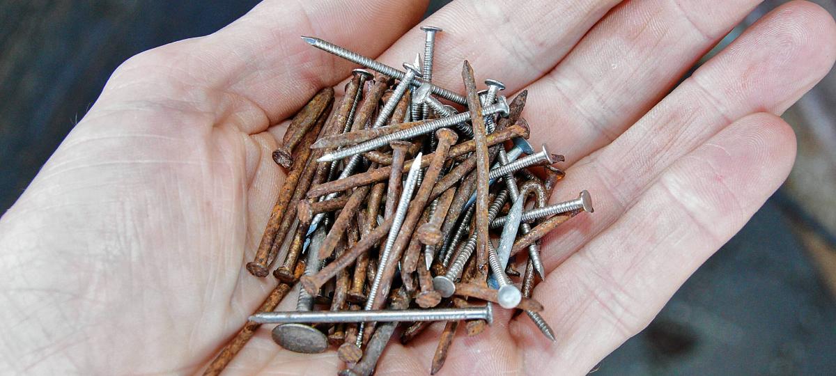 Mann bedroht Soldaten mit einem Nagel