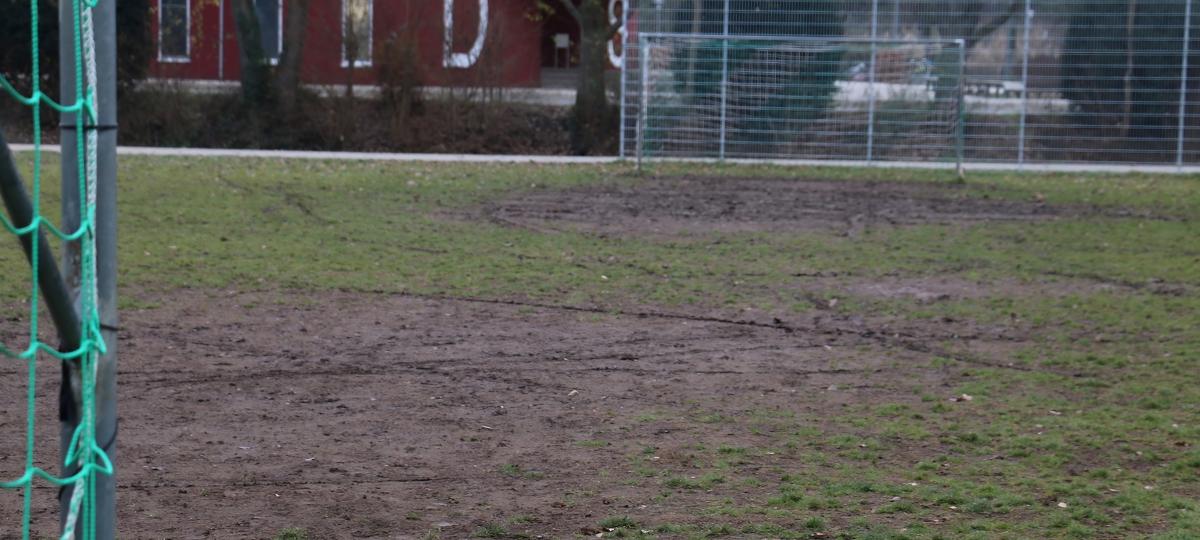 Fußballplatz am Schwalbanger versinkt im Schlamm: Ein neuer „Kunstrasen wäre ein Mehrwert für alle“
