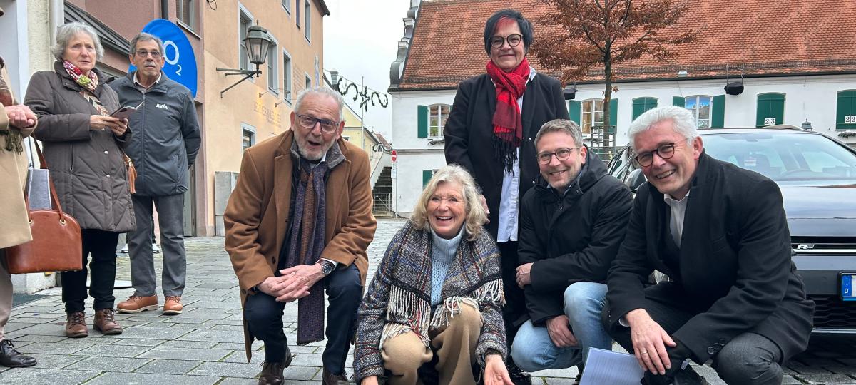 Jutta Speidel ist gerührt: Sie enthüllt ihre Ehrentafel auf Aichachs „Walk of Fame“