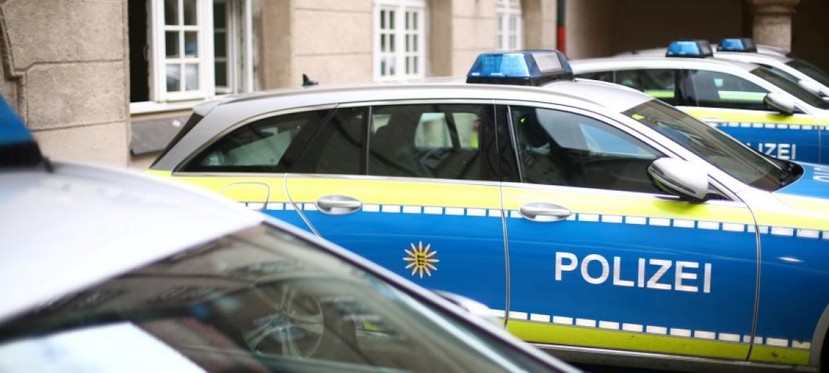Zufall oder Absicht? Citroën-Fahrer blockiert das Polizeirevier