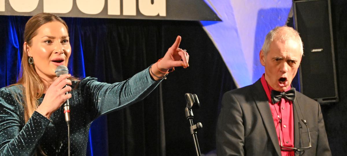 Klassiker neu interpretiert: Die Knef im bunten Kostüm des Jazz