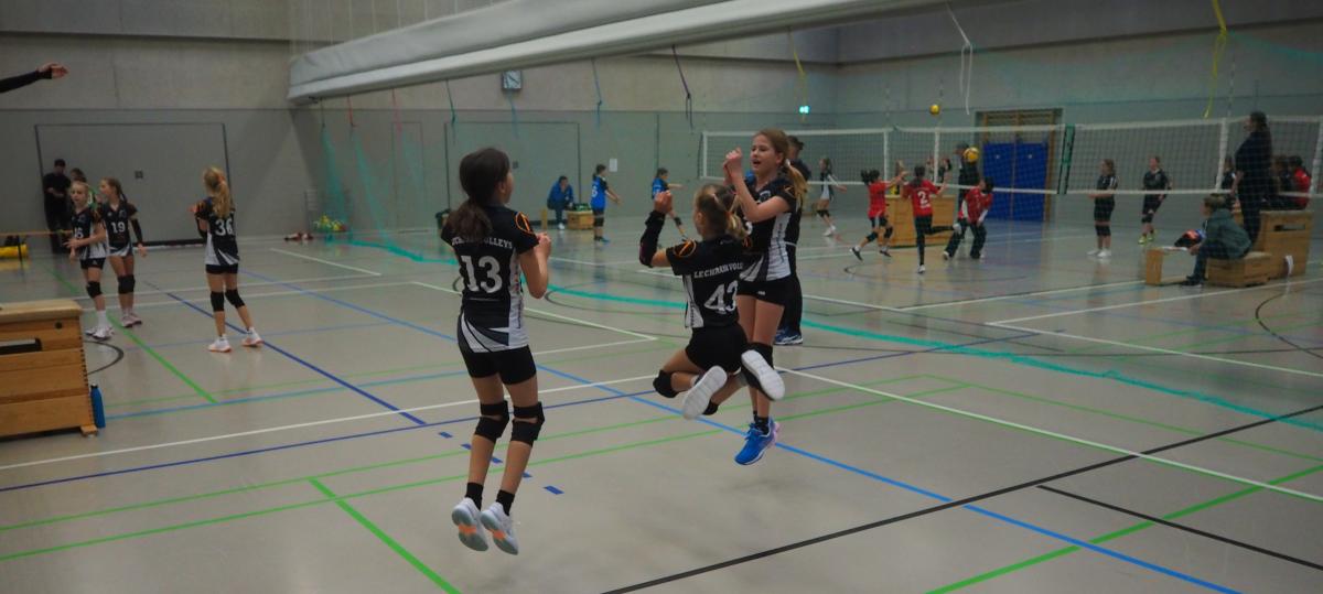Die U13-Mädchen der Lechrain Volleys feiern einen gelungenen Jahresabschluss