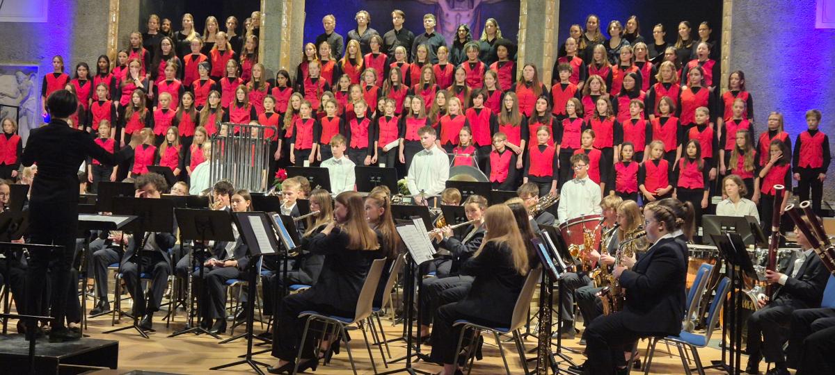 Von Alt bis Modern: Weihnachtskonzert mit Spatzenchor und JBU begeistert zwei Mal in der Pauluskirche