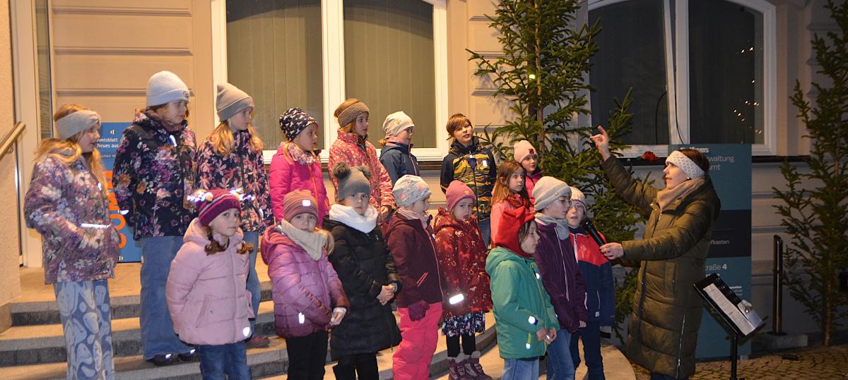 Mal beschwingt und mal besinnlich stimmen Illertisser Chöre auf Weihnachten ein