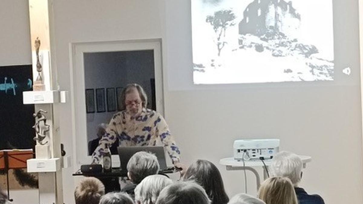 Hungrig-auf-Kultur-Vortrag-in-der-Produzentengalerie-ber-Edgar-Allan-Poe-kommt-gut-an