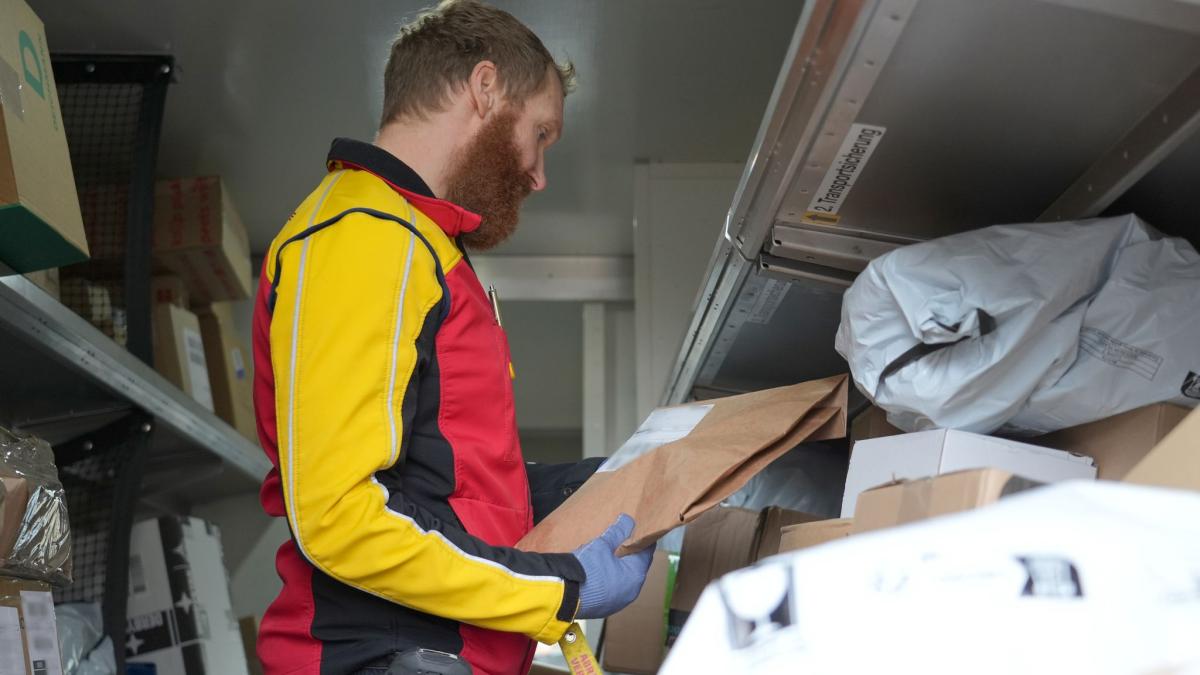 Zusteller-im-Weihnachtsstress-Man-ist-fix-und-fertig-