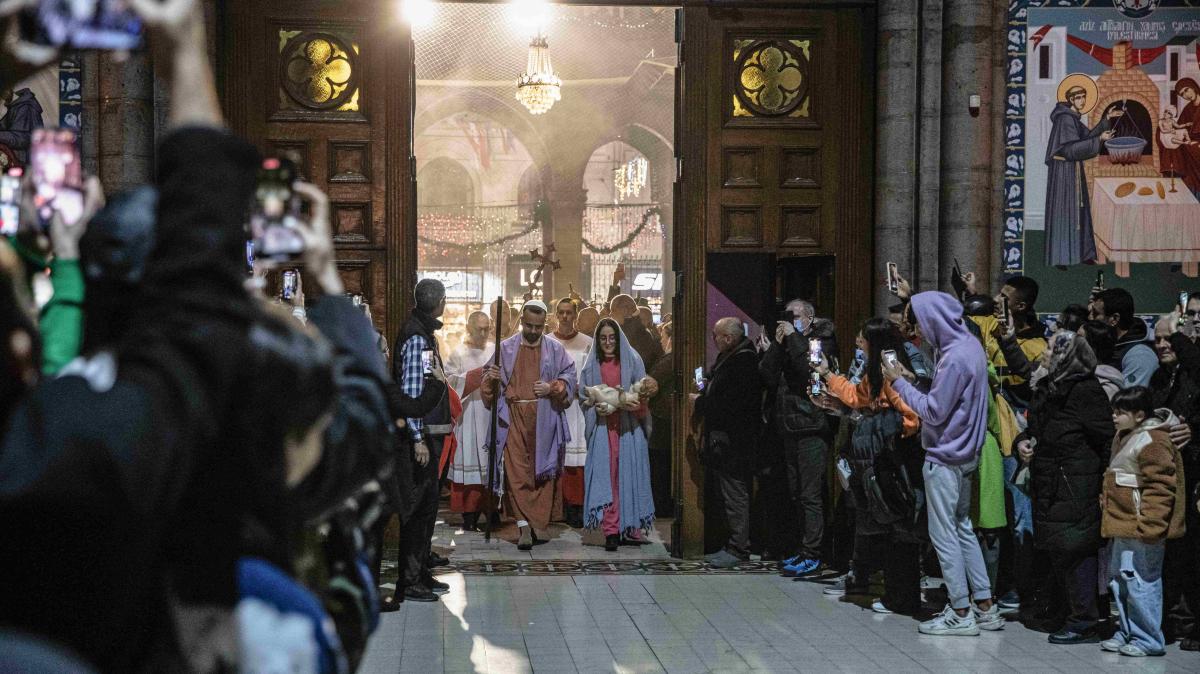 Weihnachten-f-r-Neulinge-Muslime-begeistern-sich-in-Istanbul-f-r-eine-katholische-Kirche