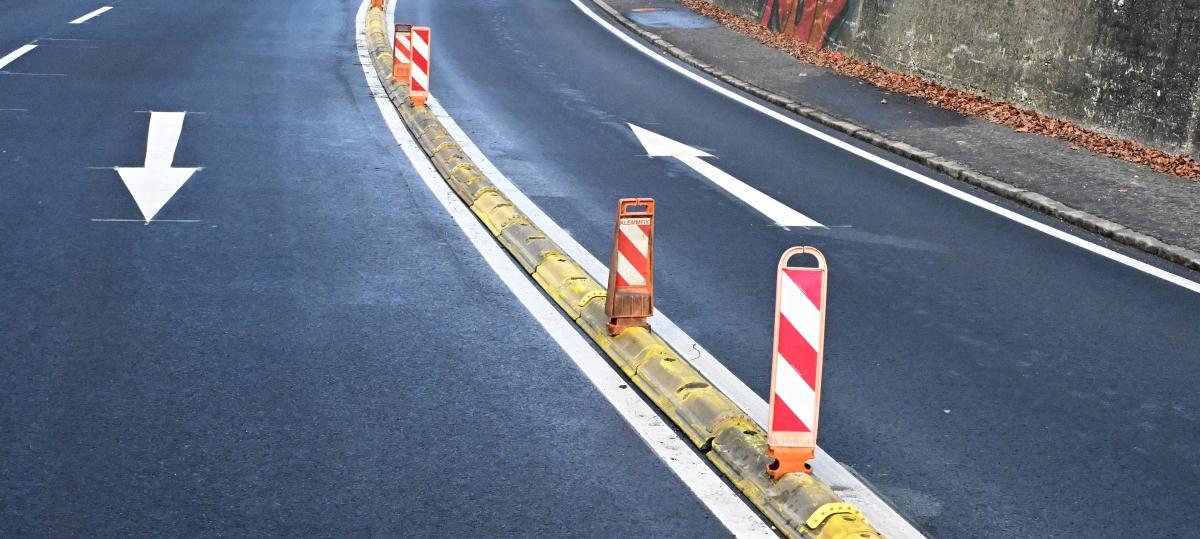 Stadt reagiert: Barrieren sollen die B10-Umleitungsstrecke sicherer machen