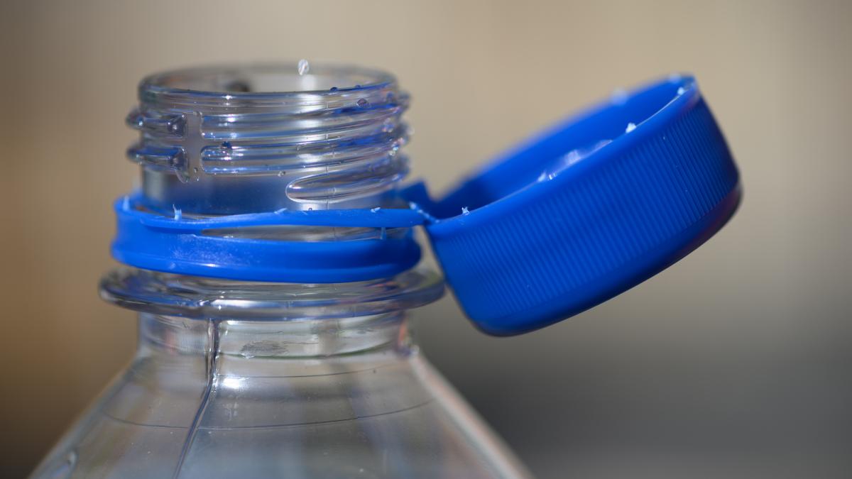 -die-eu-pflicht-nervt-warum-die-csu-den-kampf-gegen-die-festen-flaschendeckel-aufnimmt