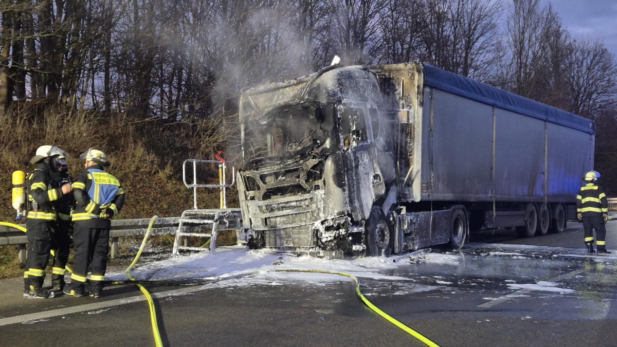 Autobahn-bei-Buchloe-aktuell-wegen-Lkw-Brand-in-Richtung-Lindau-gesperrt