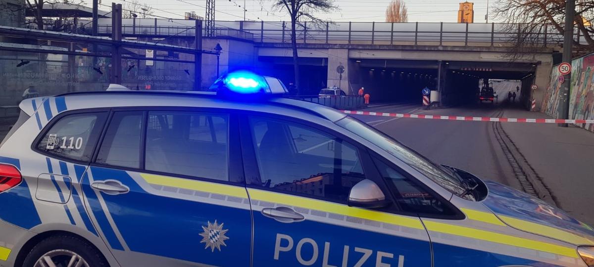 Möglicher Brückenschaden: Bahnhofsunterführung in Augsburg-Oberhausen gesperrt