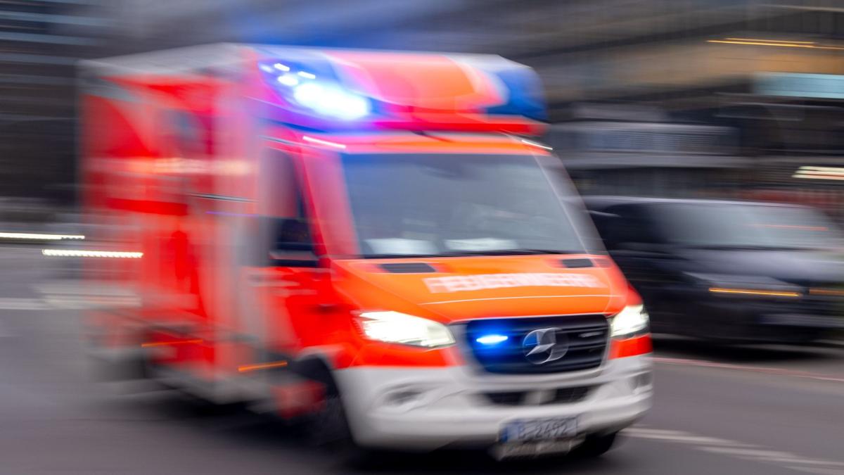 Rettungswagen-kollidiert-in-Donauw-rth-im-Stau-mit-wartendem-Pkw