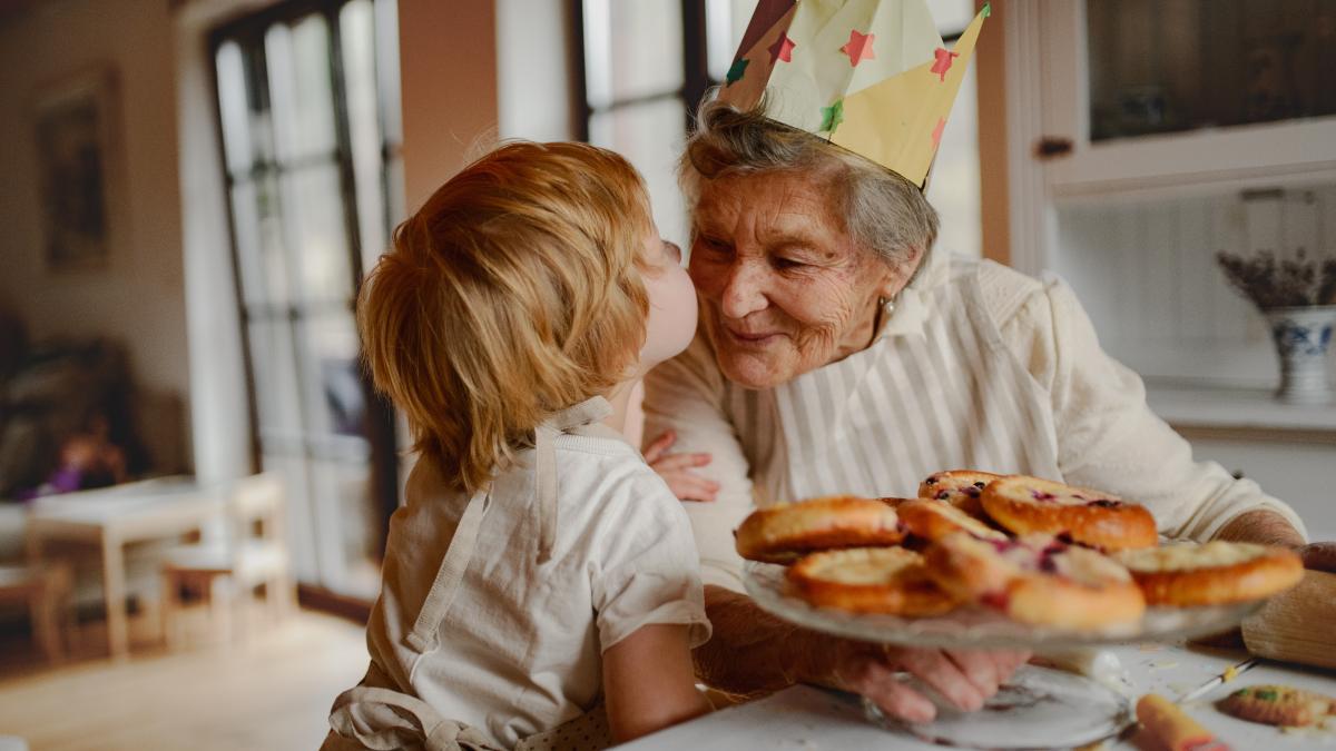 -Und-gut-kuscheln-kann-man-mit-der-Omama-auch-Was-Kinder-an-ihren-Gro-eltern-lieben