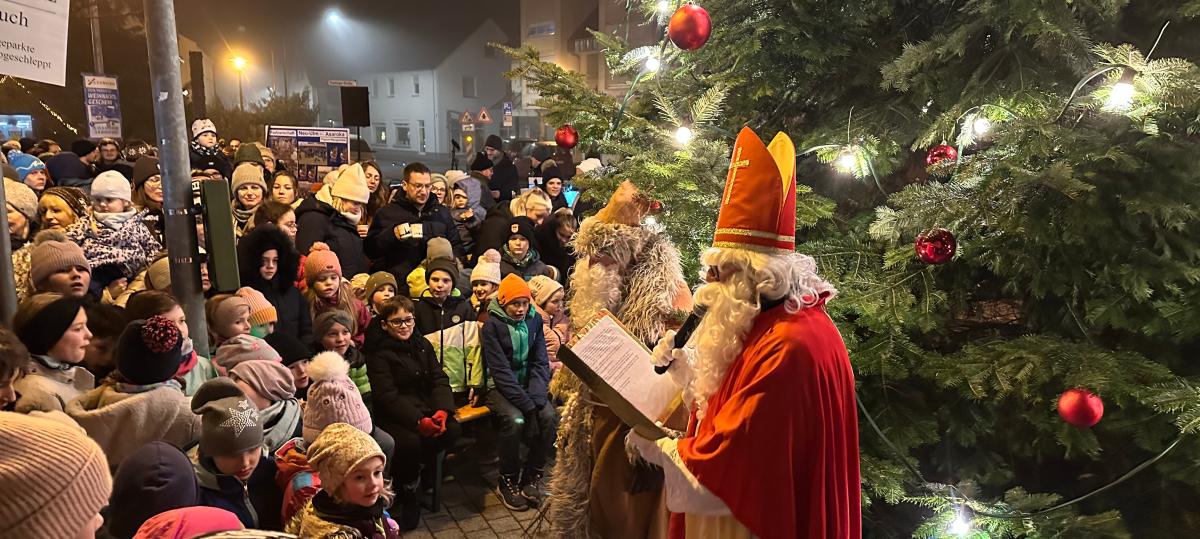 Beim Singen unterm Christbaum spenden die Burlafinger für Projekte in Indien und Papua-Neuguinea