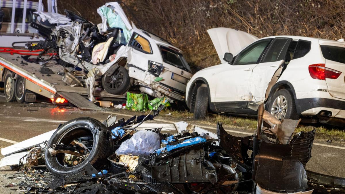 Bundesstra-e-nach-Unfall-mit-drei-Toten-wieder-frei