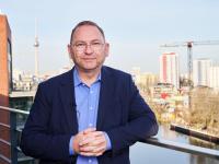 Verdi-Chef Frank Werneke lehnt die von Arbeitgebern geforderten Einsparungen ab.