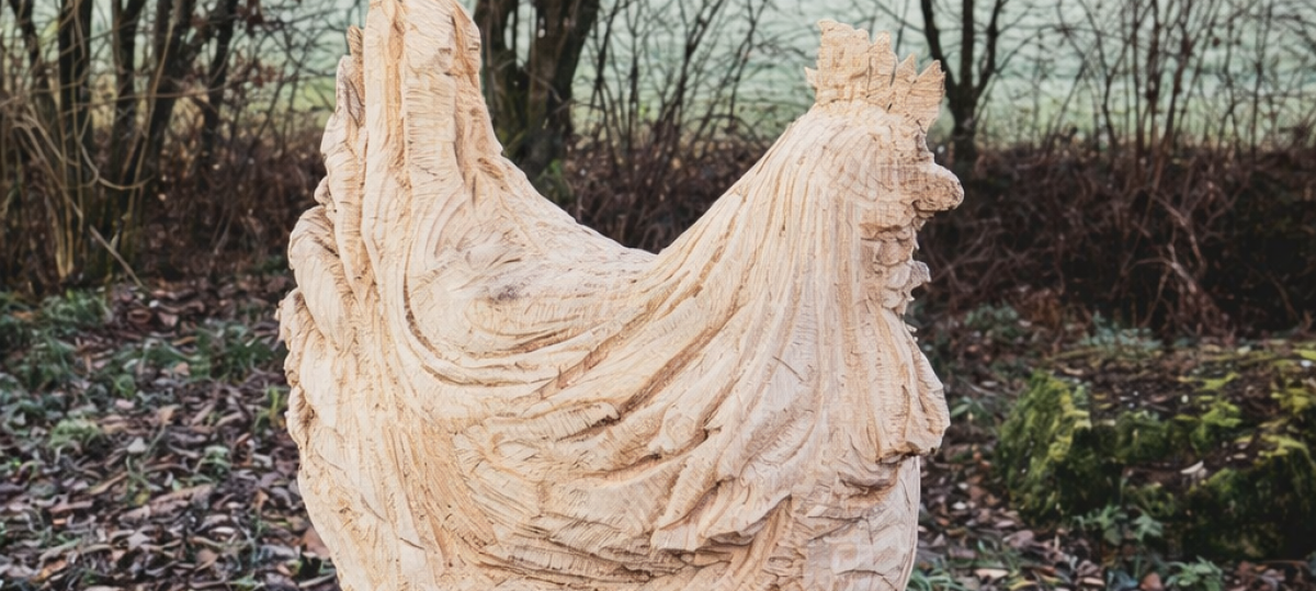 Unbekannte stehlen zwei Holzskulpturen in Pestenacker