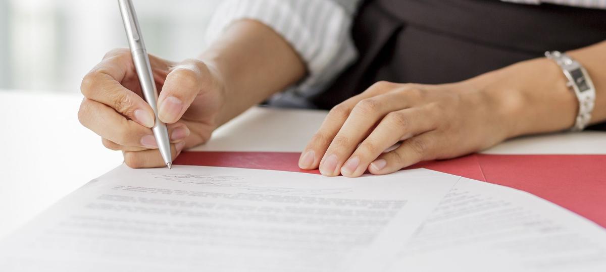 Mann erschleicht sich Spitzenjobs: Seine Zeugnisse waren top, seine Arbeit war es nicht