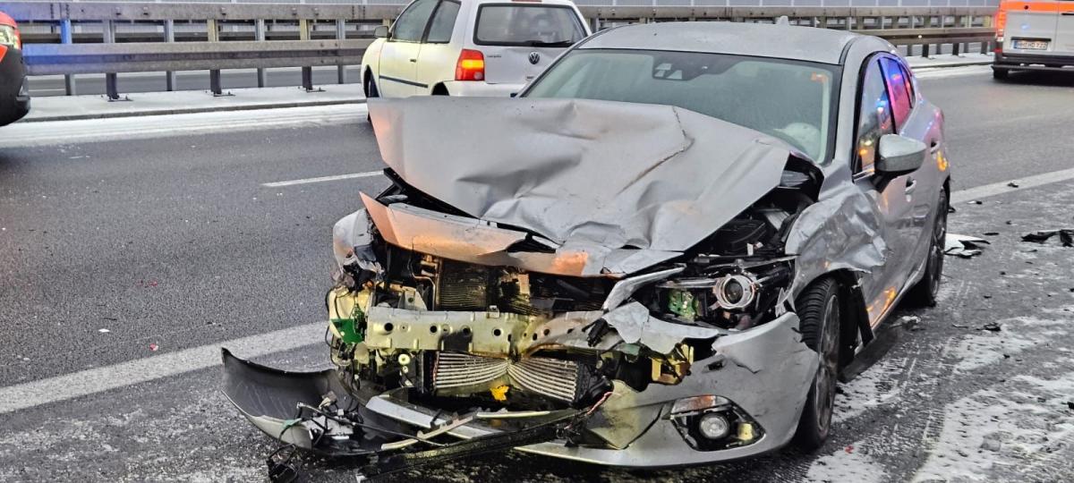 Unfall mit mehreren Fahrzeugen auf der A96: Autobahn kurz vor Heiligabend lange gesperrt