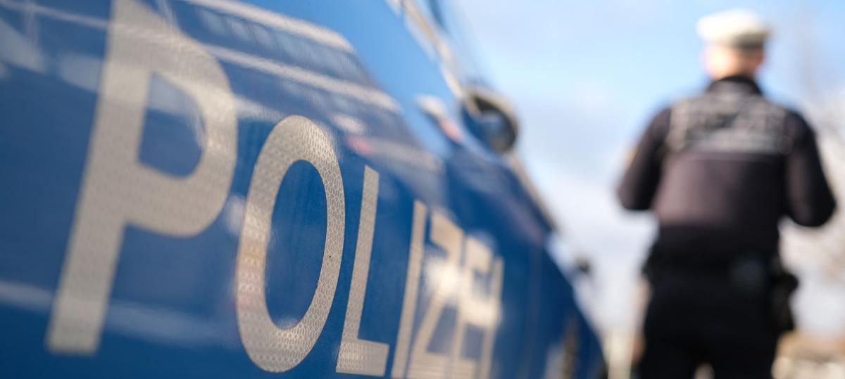 Außenspiegel beschädigt: LKW-Fahrer flüchtet nach Kollision