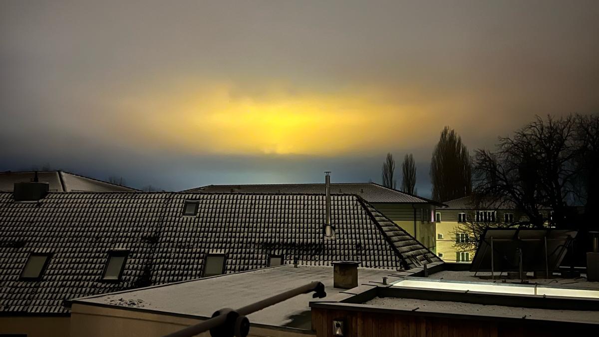 R-tselhaftes-Licht-ber-dem-FCA-Stadion-Deshalb-leuchtete-an-Heiligabend-der-Himmel-ber-Augsburg