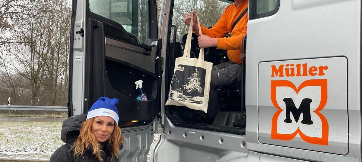 Truckerweihnacht an der Raststätte Illertal: Illertisser Rotarier verteilen Geschenke
