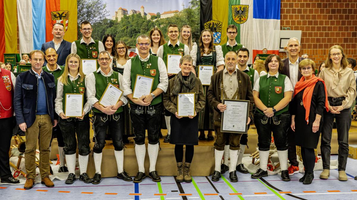 Emotionen-und-besondere-Ehrungen-bei-Konzert-der-Stadtkapelle