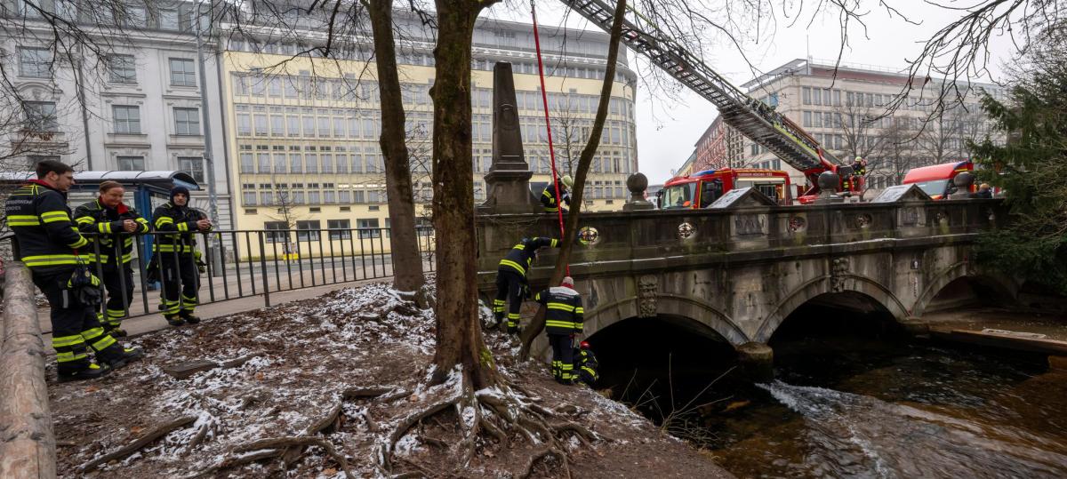 Erneutes Ende der Eisbachwelle: Stadt entfernt illegal eingebaute Rampe